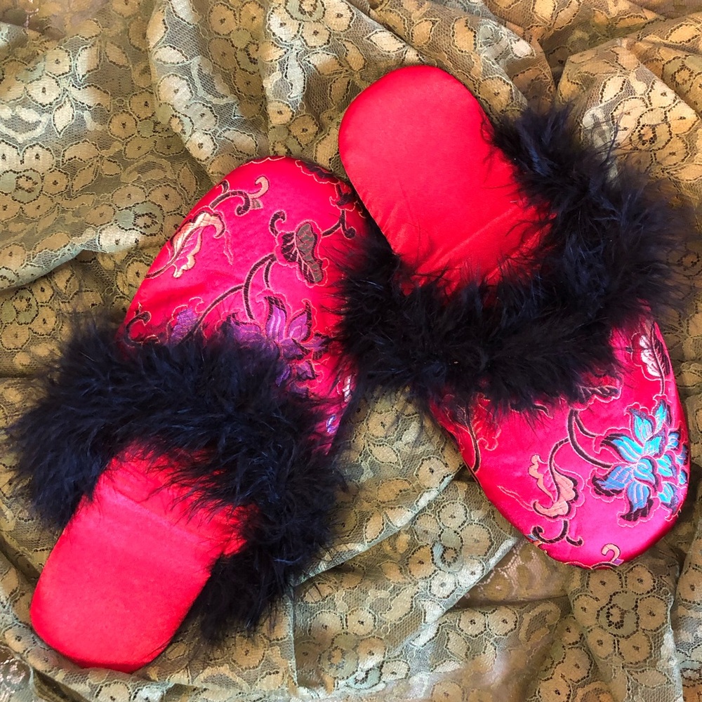 Marabou Feather Satin Slippers Floral Red Multi
New without tags - Picture 1 of 8